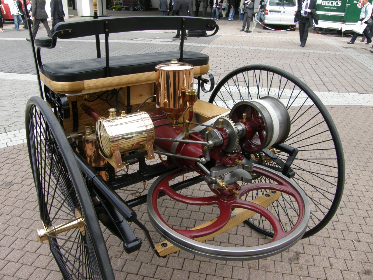世界上第一辆汽车--1886年1月29日，卡尔-本茨在柏林的帝国专利局申请了第37435号专利--它被普遍认为是汽车的诞生证书
