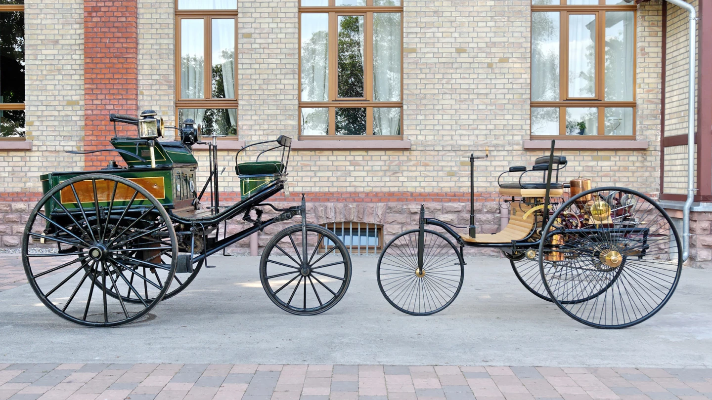世界上第一辆汽车--1886年1月29日，卡尔-本茨在柏林的帝国专利局申请了第37435号专利--它被普遍认为是汽车的诞生证书